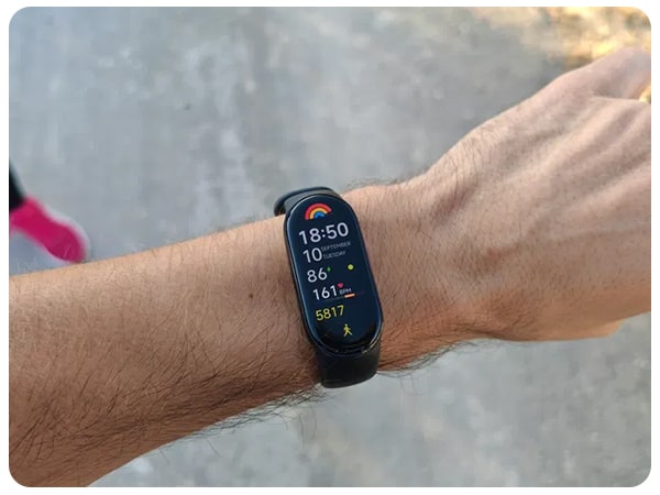 Xiaomi Smart Band 9 на руці